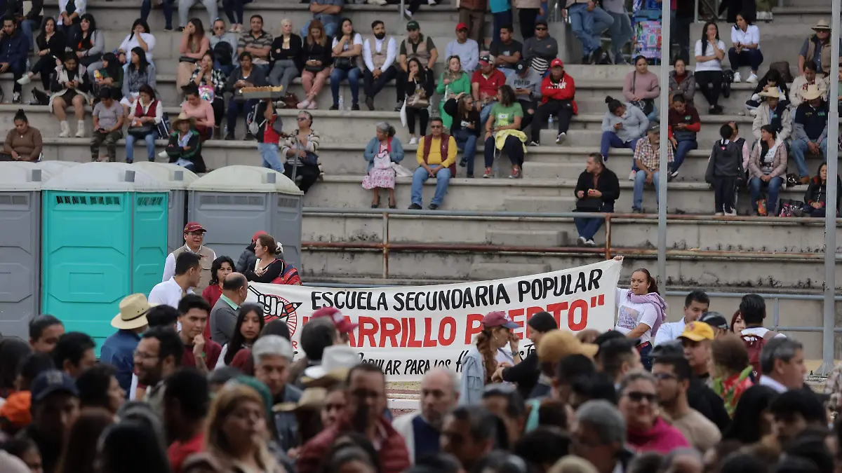 Manifestación de la Escuela Felipe Carrillo Puerto en evento de AMLO en Morelia